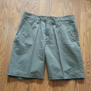 NWT Boston Traders Luxury Vintage Men's Olive Shorts - Size 36
